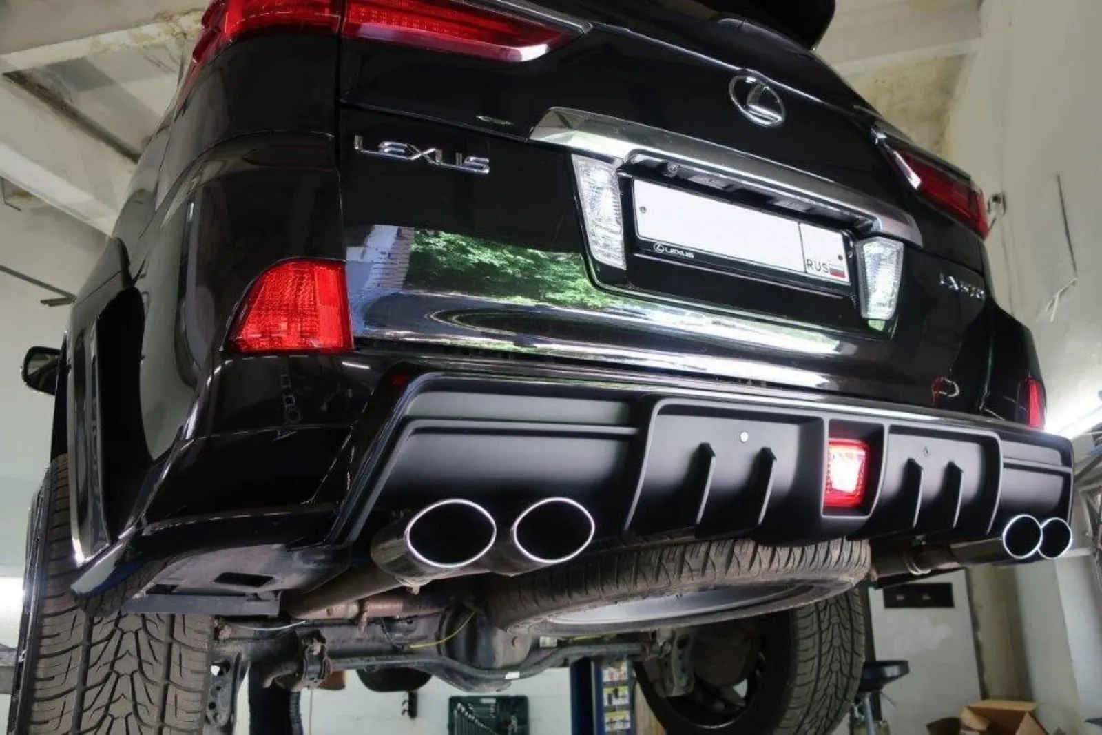 Lexus LX на подъёмнике
